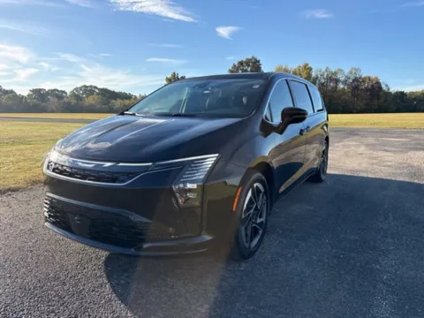 Black 2027 Chrysler Pacifica Limited for sale in Martin, TN