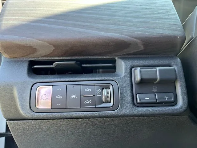 2025 GMC Sierra EV Denali - Photo 28