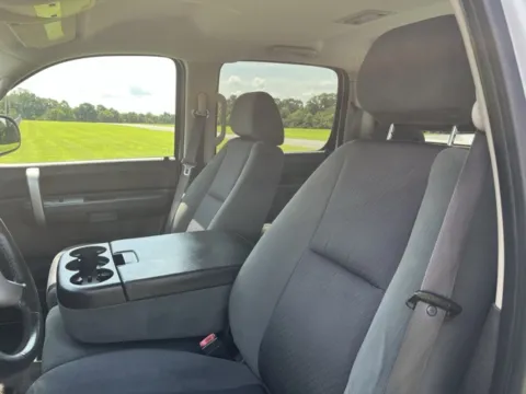 More photos of 2009 GMC Sierra 1500 SLE at Taylor Automotive, TN
