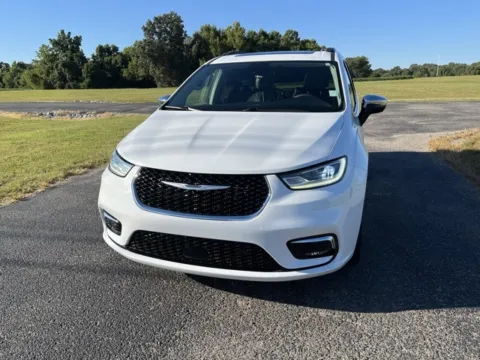 White 2023 Chrysler Pacifica Limited for sale in Martin, TN