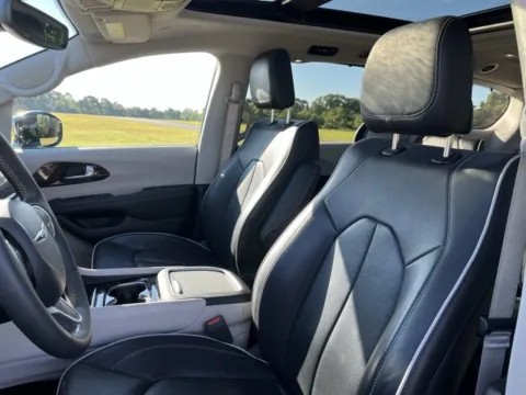 More photos of 2023 Chrysler Pacifica Limited at Taylor Automotive, TN