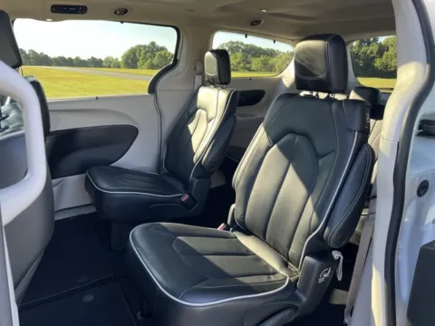 More photos of 2023 Chrysler Pacifica Limited at Taylor Automotive, TN