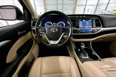 More photos of 2017 Toyota Highlander XLE at Bob Ruth Ford Dillsburg, PA