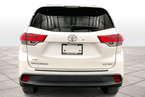 More photos of 2019 Toyota Highlander LE Plus at Bob Ruth Ford Dillsburg, PA