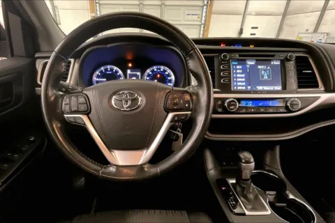 More photos of 2019 Toyota Highlander LE Plus at Bob Ruth Ford Dillsburg, PA