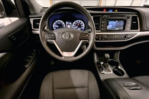 More photos of 2019 Toyota Highlander LE at Bob Ruth Ford Dillsburg, PA