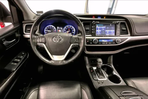 More photos of 2019 Toyota Highlander XLE at Bob Ruth Ford Dillsburg, PA