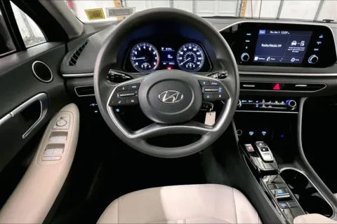 More photos of 2023 Hyundai Sonata SE at Bob Ruth Ford Dillsburg, PA