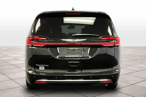 More photos of 2025 Chrysler Pacifica Select at Bob Ruth Ford Dillsburg, PA