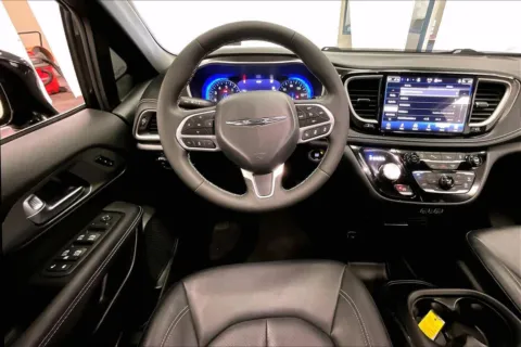 More photos of 2025 Chrysler Pacifica Select at Bob Ruth Ford Dillsburg, PA