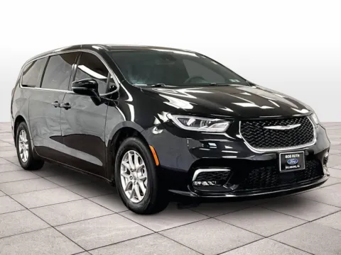 Photos of 2025 Chrysler Pacifica Select for sale in Dillsburg, PA at Bob Ruth Ford Dillsburg