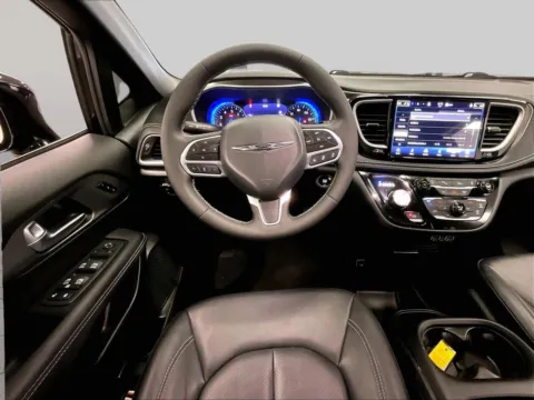 More photos of 2025 Chrysler Pacifica Select at Bob Ruth Ford Dillsburg, PA