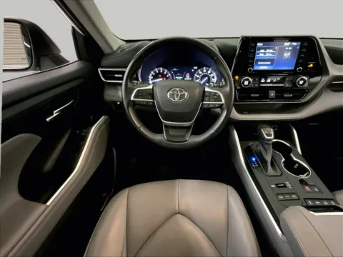 More photos of 2022 Toyota Highlander XLE at Bob Ruth Ford Dillsburg, PA