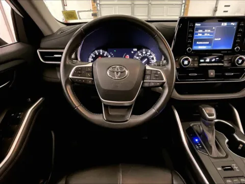 More photos of 2022 Toyota Highlander XLE at Bob Ruth Ford Dillsburg, PA