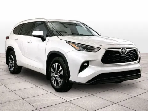 Photos of 2022 Toyota Highlander XLE for sale in Dillsburg, PA at Bob Ruth Ford Dillsburg