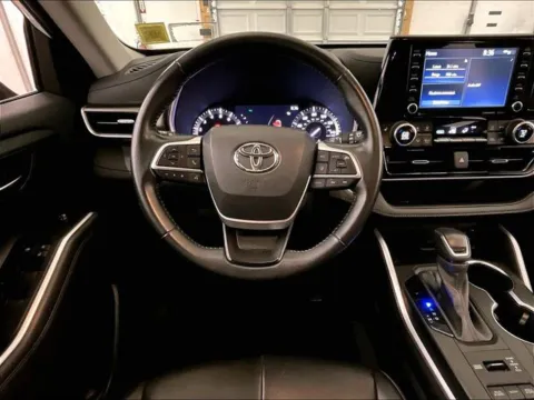 More photos of 2022 Toyota Highlander XLE at Bob Ruth Ford Dillsburg, PA