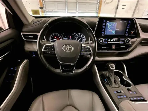 More photos of 2021 Toyota Highlander XLE at Bob Ruth Ford Dillsburg, PA