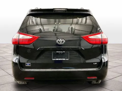 More photos of 2018 Toyota Sienna LE at Bob Ruth Ford Dillsburg, PA