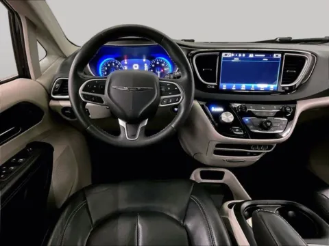 More photos of 2022 Chrysler Pacifica Touring L at Bob Ruth Ford Dillsburg, PA