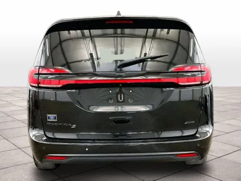 More photos of 2022 Chrysler Pacifica Touring L at Bob Ruth Ford Dillsburg, PA