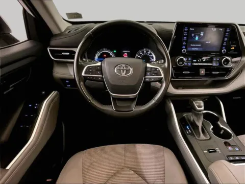 More photos of 2022 Toyota Highlander Hybrid LE at Bob Ruth Ford Dillsburg, PA