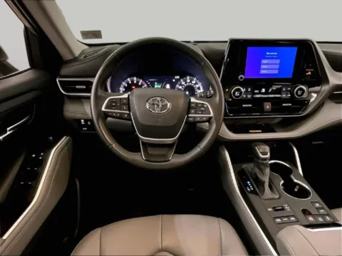 More photos of 2024 Toyota Highlander XLE at Bob Ruth Ford Dillsburg, PA