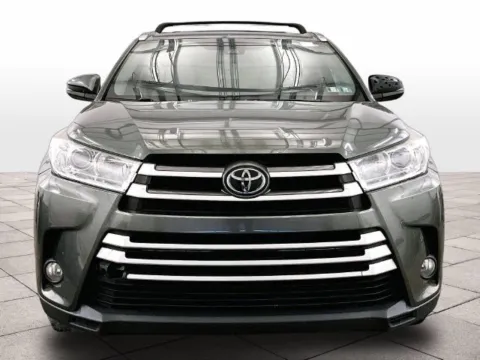 More photos of 2017 Toyota Highlander XLE at Bob Ruth Ford Dillsburg, PA