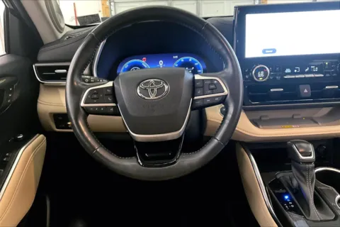 More photos of 2023 Toyota Highlander Hybrid Limited at Bob Ruth Ford Dillsburg, PA
