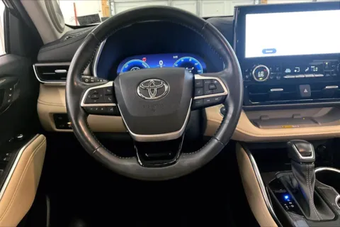 More photos of 2023 Toyota Highlander Hybrid Limited at Bob Ruth Ford Dillsburg, PA
