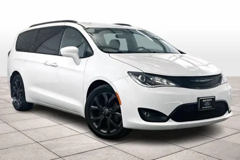 Photos of 2019 Chrysler Pacifica Touring L for sale in Dillsburg, PA at Bob Ruth Ford Dillsburg