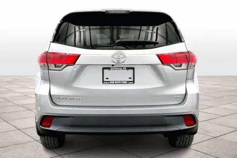More photos of 2019 Toyota Highlander LE at Bob Ruth Ford Dillsburg, PA
