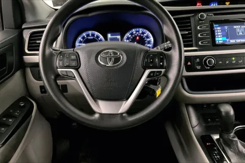 More photos of 2019 Toyota Highlander LE at Bob Ruth Ford Dillsburg, PA