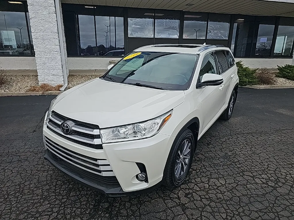 White 2019 Toyota Highlander SE for sale in Muncie, IN