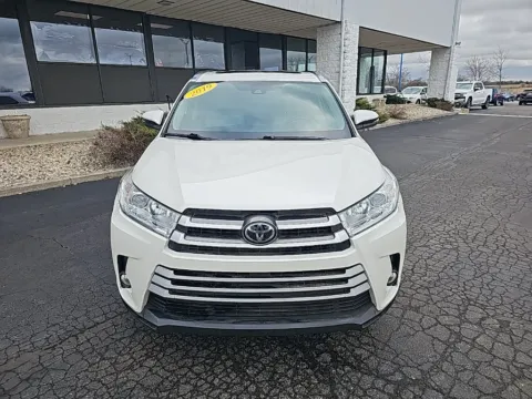 Photos of 2019 Toyota Highlander SE for sale in Muncie, IN at RightDrive Muncie