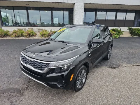Black 2022 Kia Seltos LX for sale in Muncie, IN