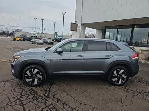 More photos of 2024 Volkswagen Atlas Cross Sport 2.0T SE w/Technology at RightDrive Muncie, IN