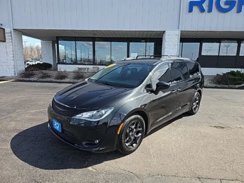 Black 2019 Chrysler Pacifica Touring L Plus for sale in Muncie, IN