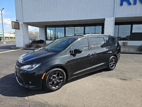 Another view of 2019 Chrysler Pacifica Touring L Plus for sale in Muncie, IN at RightDrive Muncie