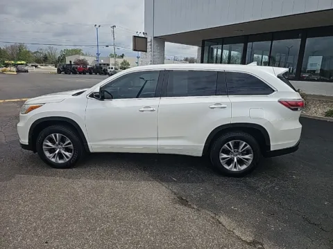 More photos of 2015 Toyota Highlander LE Plus V6 at RightDrive Muncie, IN