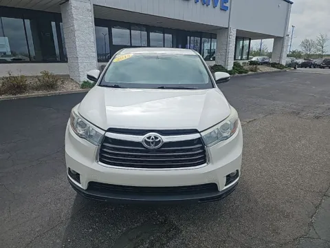 Photos of 2015 Toyota Highlander LE Plus V6 for sale in Muncie, IN at RightDrive Muncie