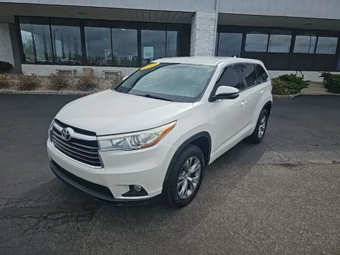 White 2015 Toyota Highlander LE Plus V6 for sale in Muncie, IN