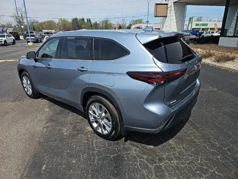 More photos of 2024 Toyota Highlander Limited at RightDrive Muncie, IN