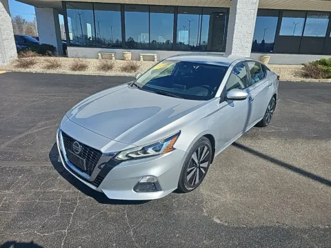 Silver 2022 Nissan Altima 2.5 SV for sale in Muncie, IN