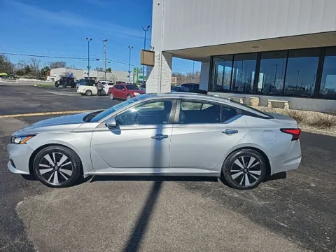 More photos of 2022 Nissan Altima 2.5 SV at RightDrive Muncie, IN
