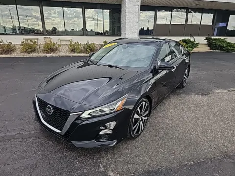 Black 2020 Nissan Altima 2.5 Platinum for sale in Muncie, IN