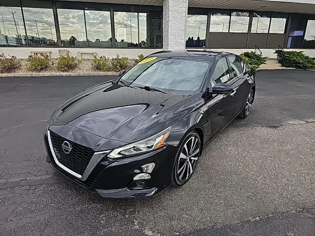 Black 2020 Nissan Altima 2.5 Platinum for sale in Muncie, IN