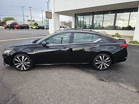 More photos of 2020 Nissan Altima 2.5 Platinum at RightDrive Muncie, IN
