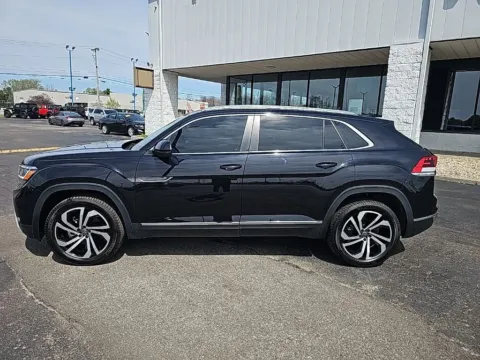 More photos of 2023 Volkswagen Atlas Cross Sport 2.0T SEL at RightDrive Muncie, IN