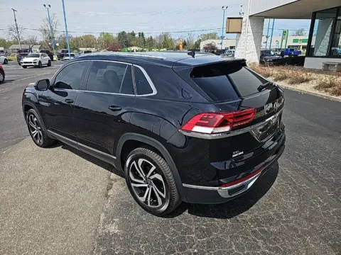 More photos of 2023 Volkswagen Atlas Cross Sport 2.0T SEL at RightDrive Muncie, IN