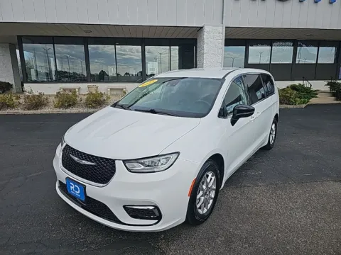 White 2024 Chrysler Pacifica Touring L for sale in Muncie, IN